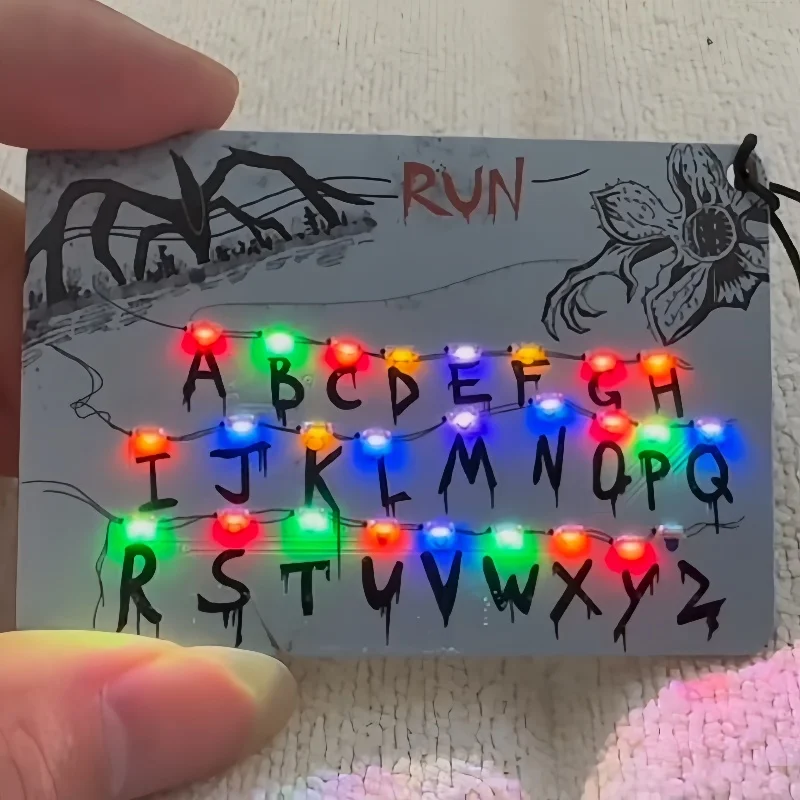 غريب الأشياء فيلم البضائع بطاقة ضوء قلادة 26 حرف حقيبة خفيفة سحر السيارة أنيمي البضائع مهرجان يعرض في الأوراق المالية #3