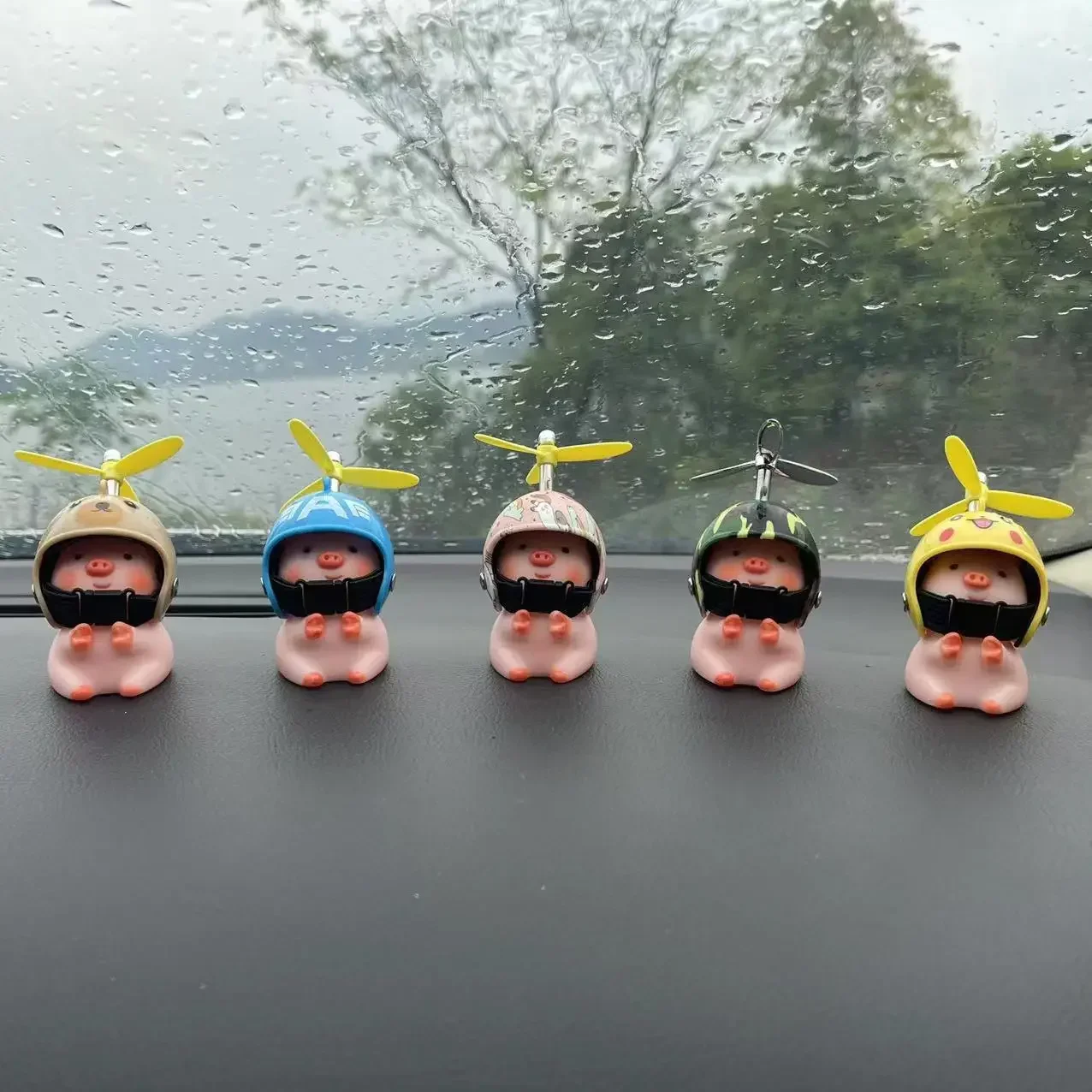 Cochon rose de voiture avec casque d'hélice, petit canard coupe-vent mignon, casque de moteur de vélo de route, décor d'ornement de vélo de voiture, mignon