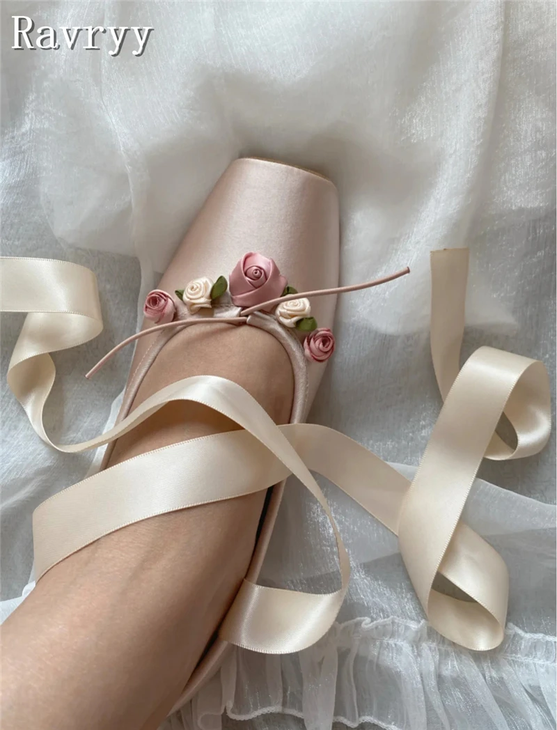 Scarpe singole a fondo piatto da principessa con fiore di rosa scarpe da balletto con cravatta incrociata in raso scarpe Casual da bambina dolce