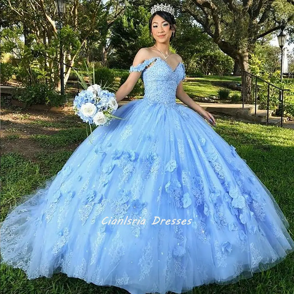 라이트 블루 레이스 위로 공 가운 Quinceanera 드레스 어깨에서 수제 꽃 파티 스위트 15 16 드레스 Quinceañera Anos