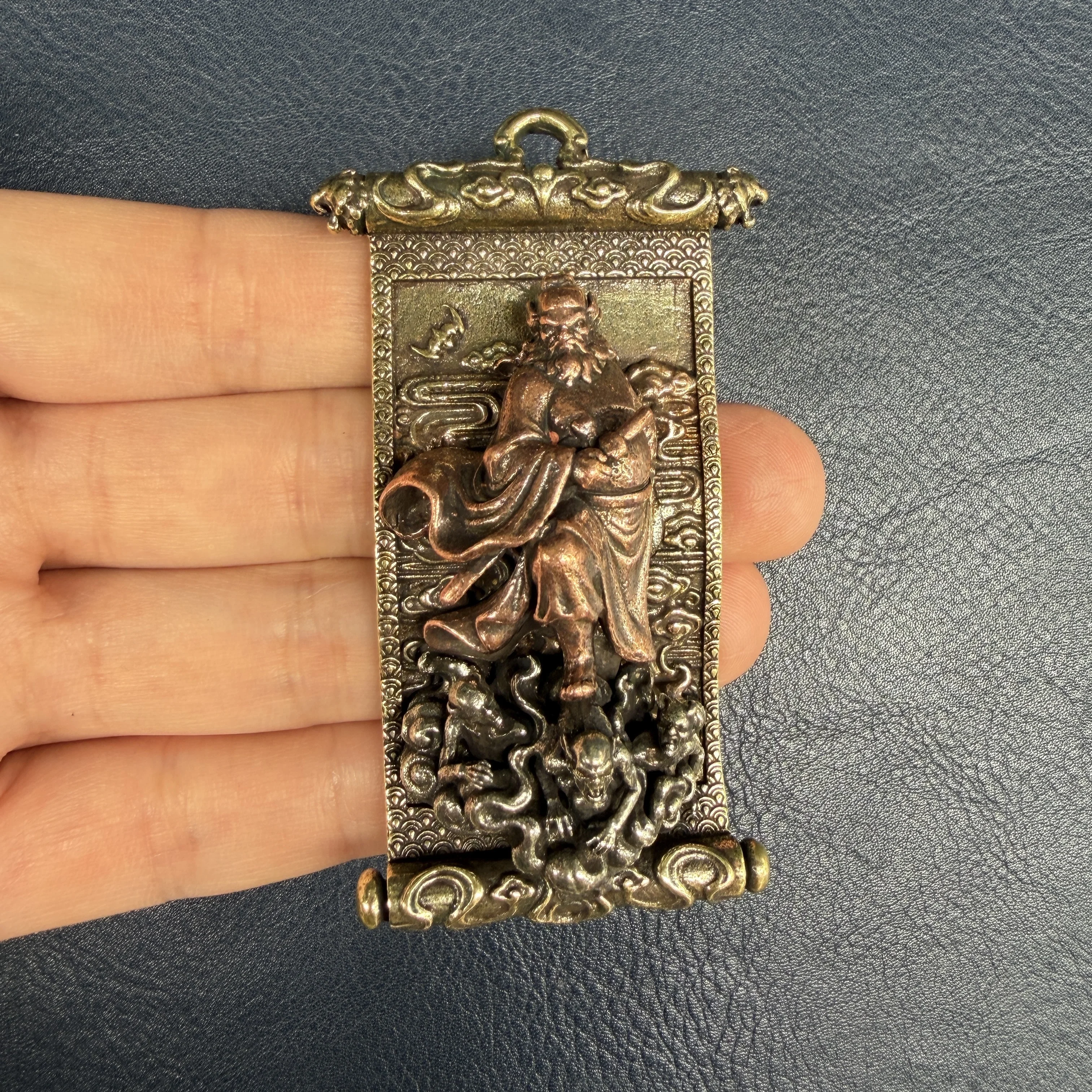 Red, yellow and white metal sculpture bronze relief scroll Zhong Kui listing ornaments.