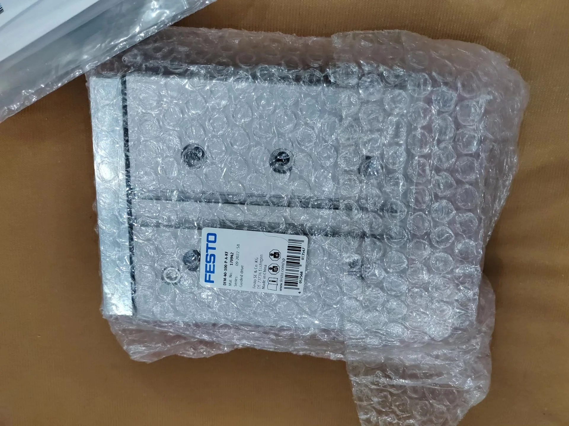 Brand new genuine imported Festo FESTO DFM-40-100-P-A-KF  170942