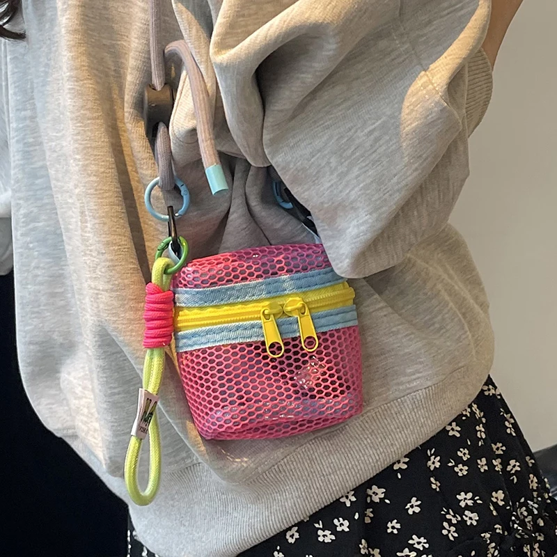 

Изысканная полая сетчатая сумка ярких цветов для женщин, новинка 2023 года, летняя универсальная сумка через плечо, мини-кошелек для монет, маленькая сумка для губной помады