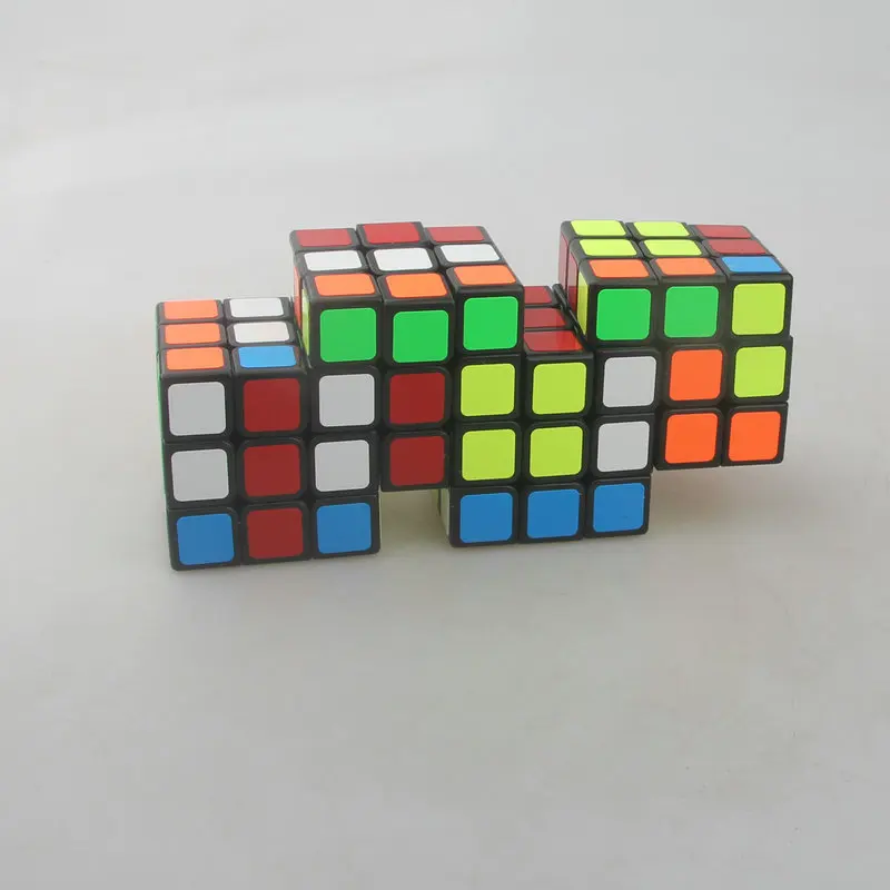 Quattro cubi insieme Cubo fasciatoTwist Triplo 3x3 Cubo magico congiunto Gioco di puzzle Giocattoli Adesivi neri