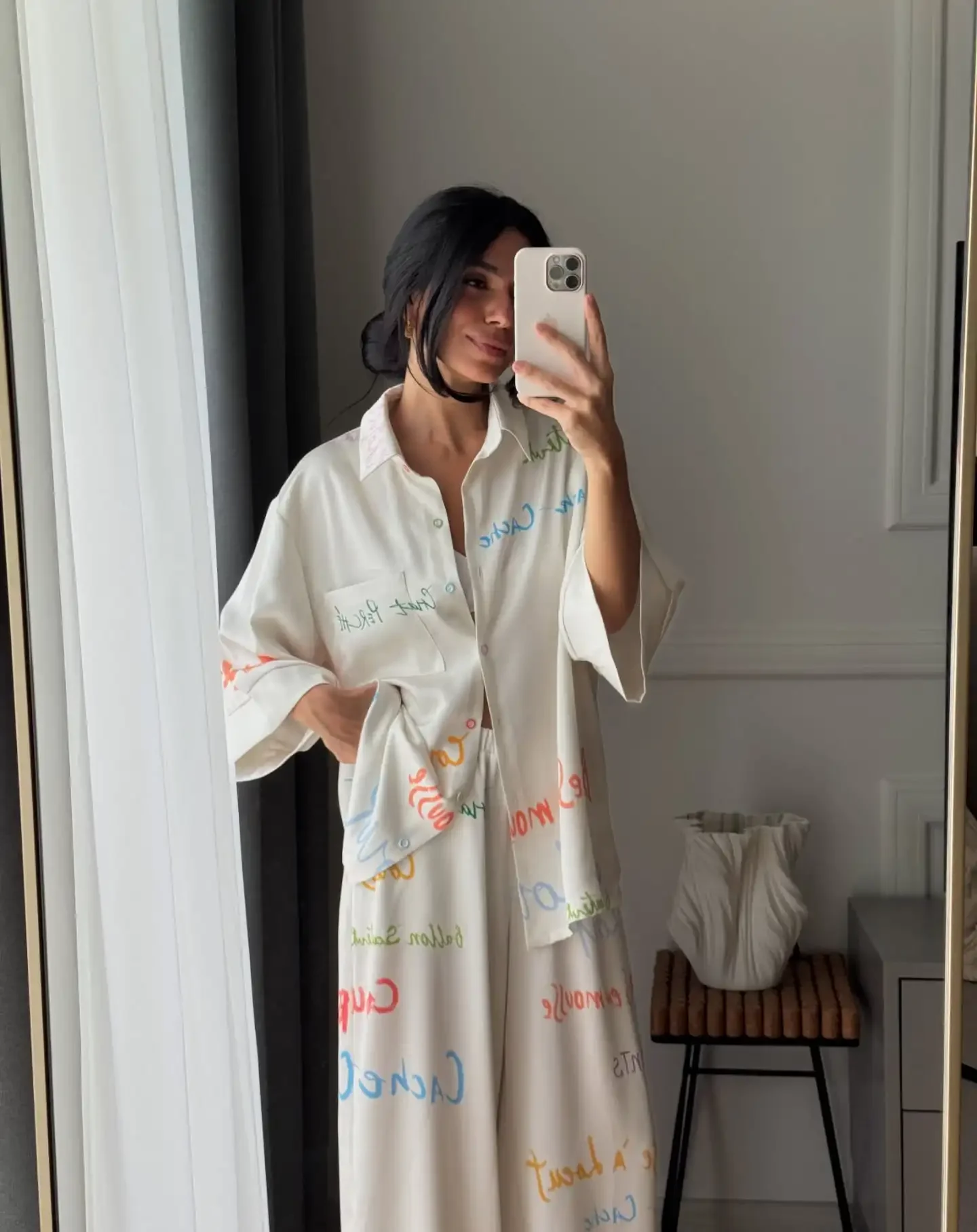 Damen Zweiteiler Set: Farbenfrohe Bluse mit Graffiti-Buchstaben-Print, Hemdkragen und Weite Hose – Urlaubskleidung – Detail 13