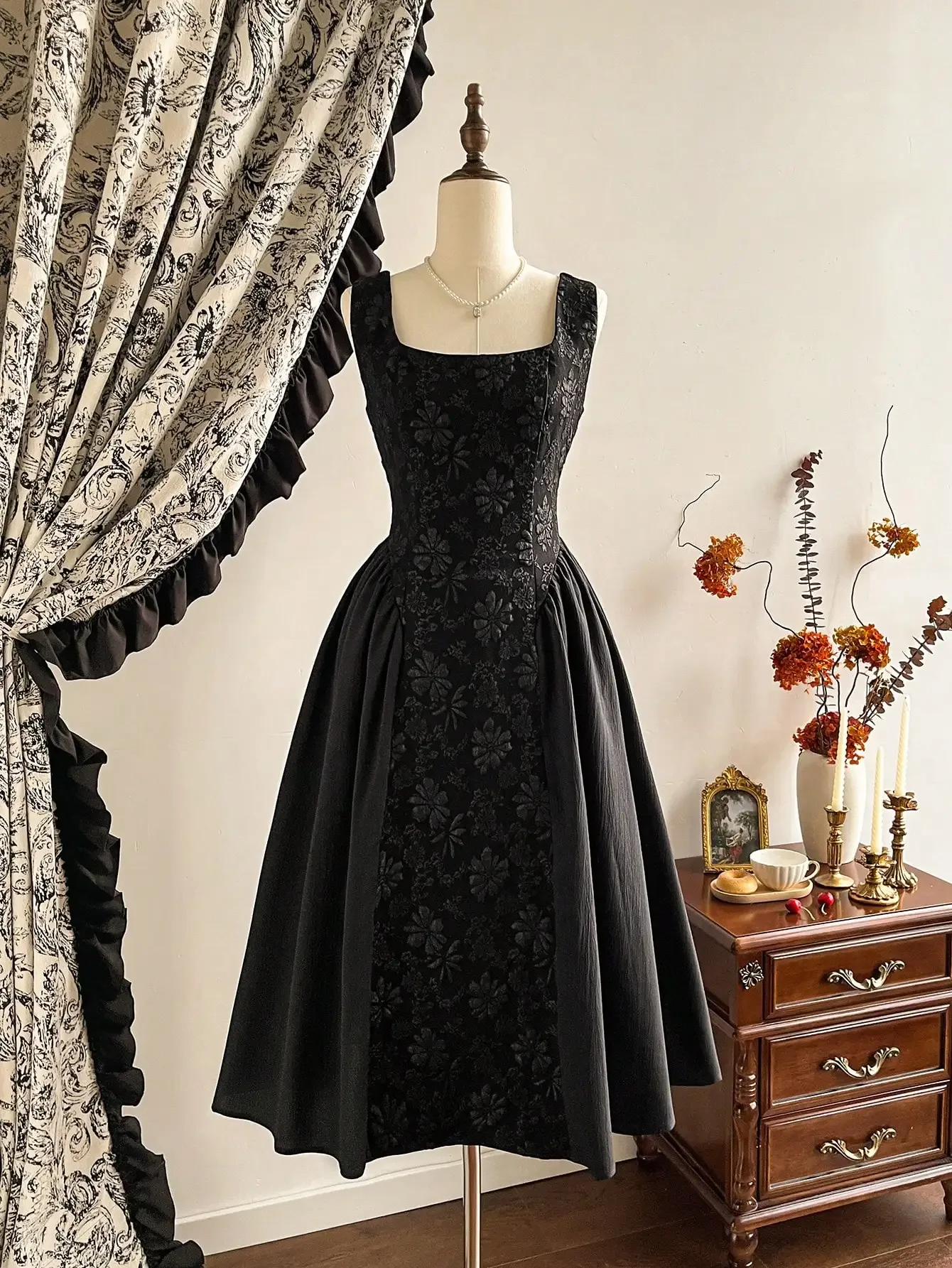 

2024, весна-лето, новое платье без рукавов с квадратным вырезом и цветочным принтом, темпераментное элегантное платье средней длины с завязкой на талии, женские платья