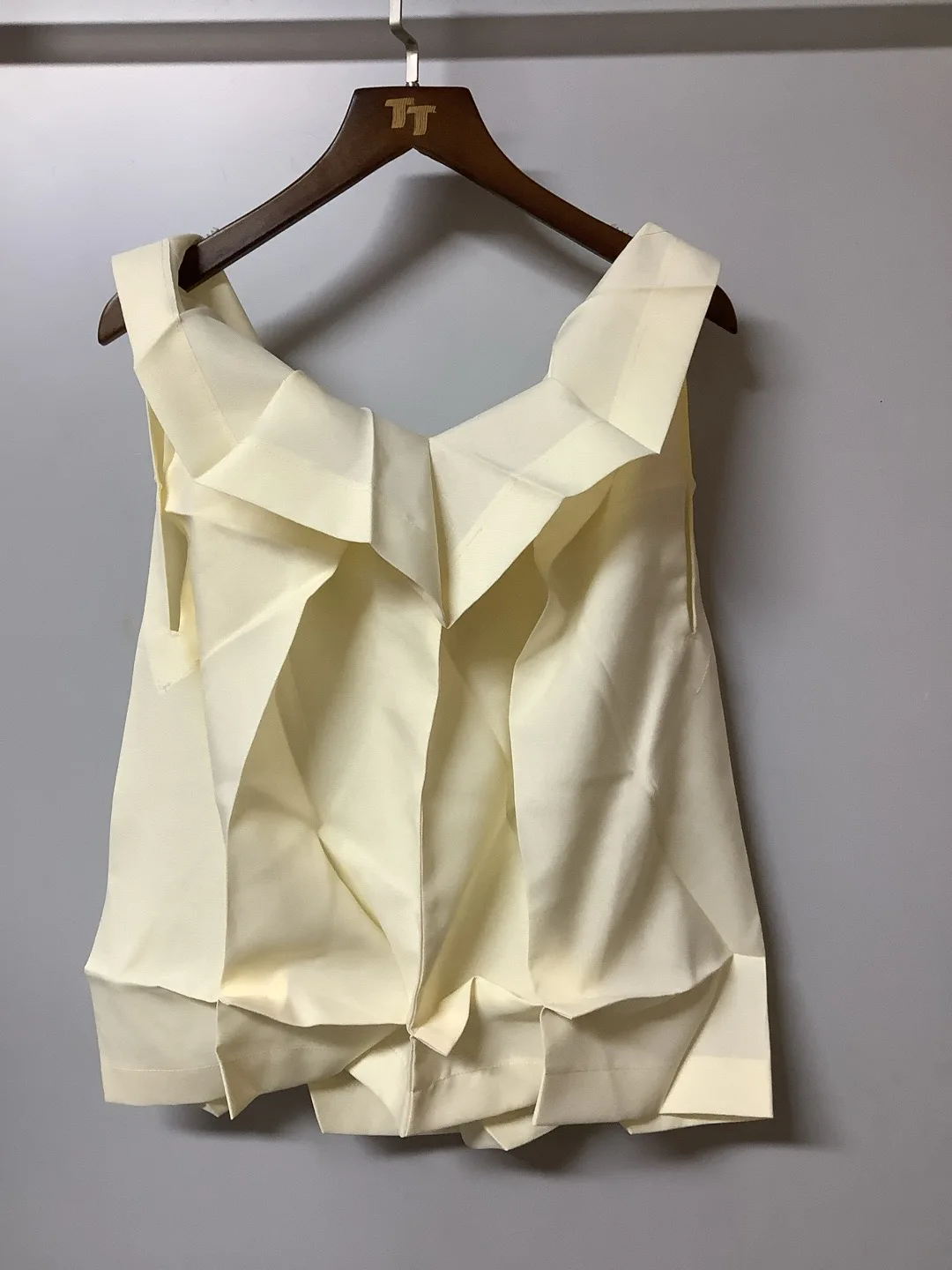 

Elegant Rose Print Sleeveless Folded Hem Top for Mother's Day Fashionable Polyester Standard Fit Summer T-Shirt Ladies' Wear