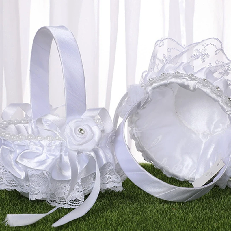 Cesta niña flores para boda, pequeña, envuelta en satén blanco con encaje, pelusa avestruz, perlas imitación, lazos flores, estilo surtido