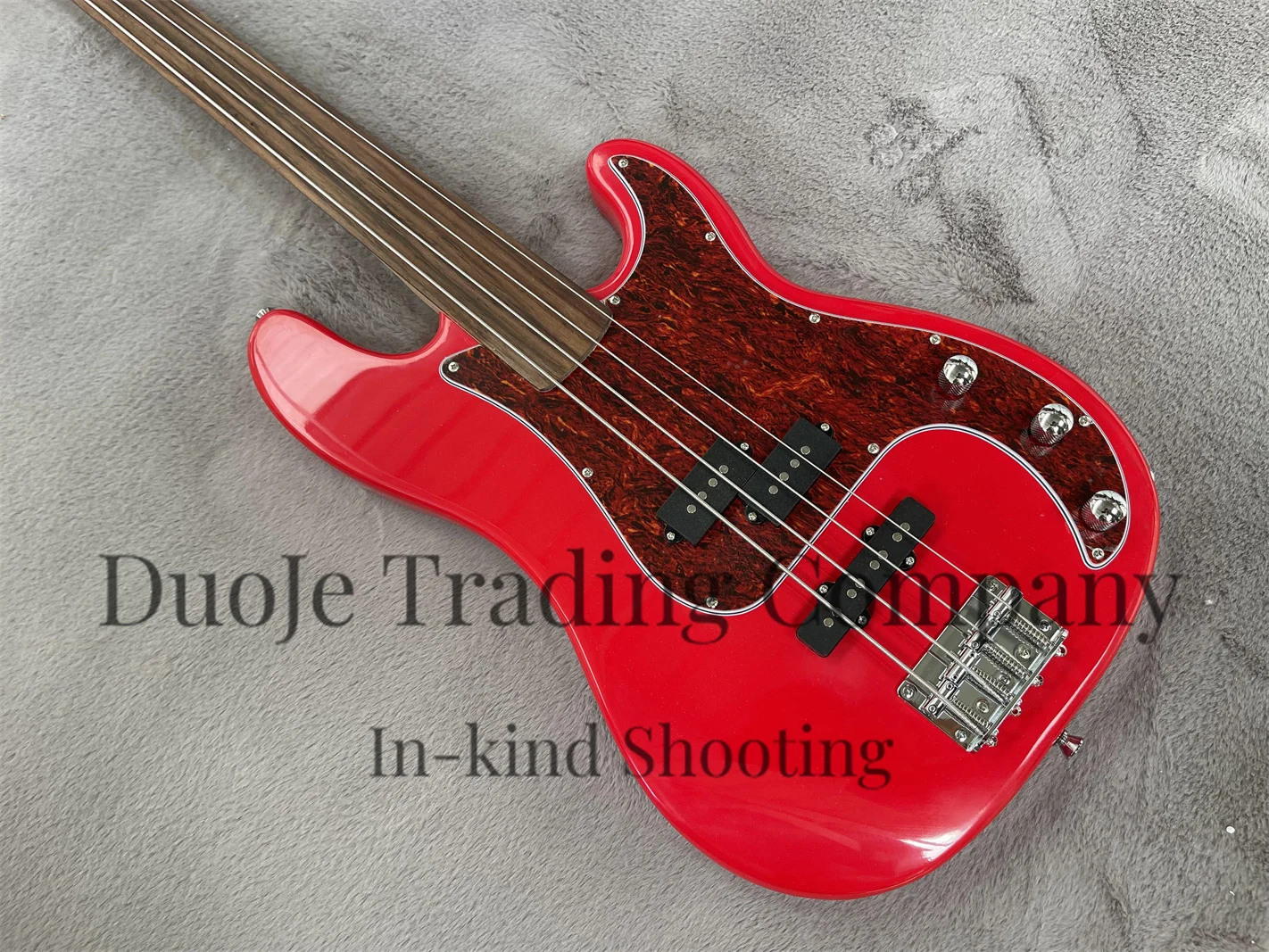 Fretless bass 4 strings Red bass Rosewood fingerboard Maple Neck Red tortoise shell pickguard chrome hardware