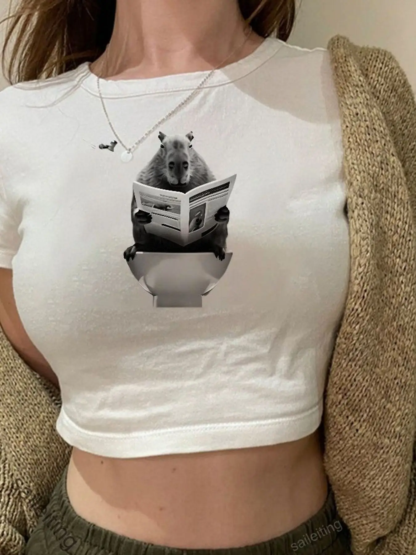 Women's White Short Sleeve Crop Top T-Shirt with Cute Capybara Reading Newspaper Print Harajuku Streetwear Aesthetic Casual T