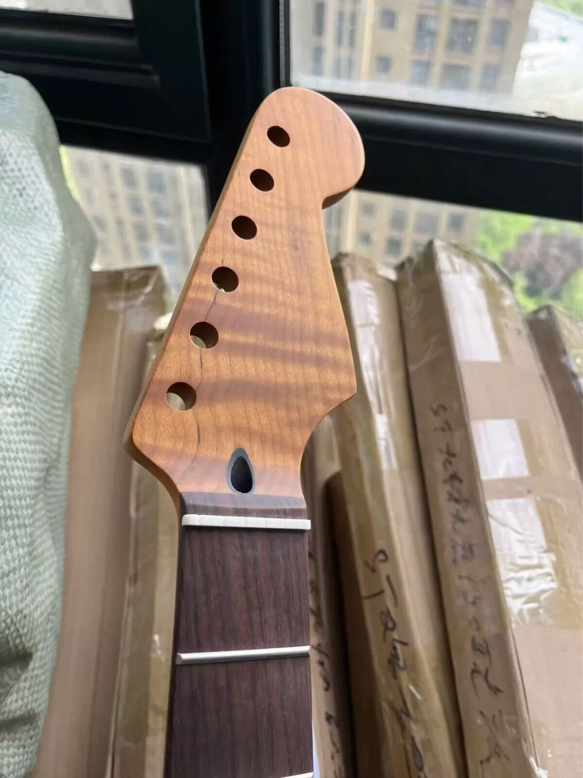 

22 Fret Flame Roasted Maple Electric Guitar Neck Redwood Board