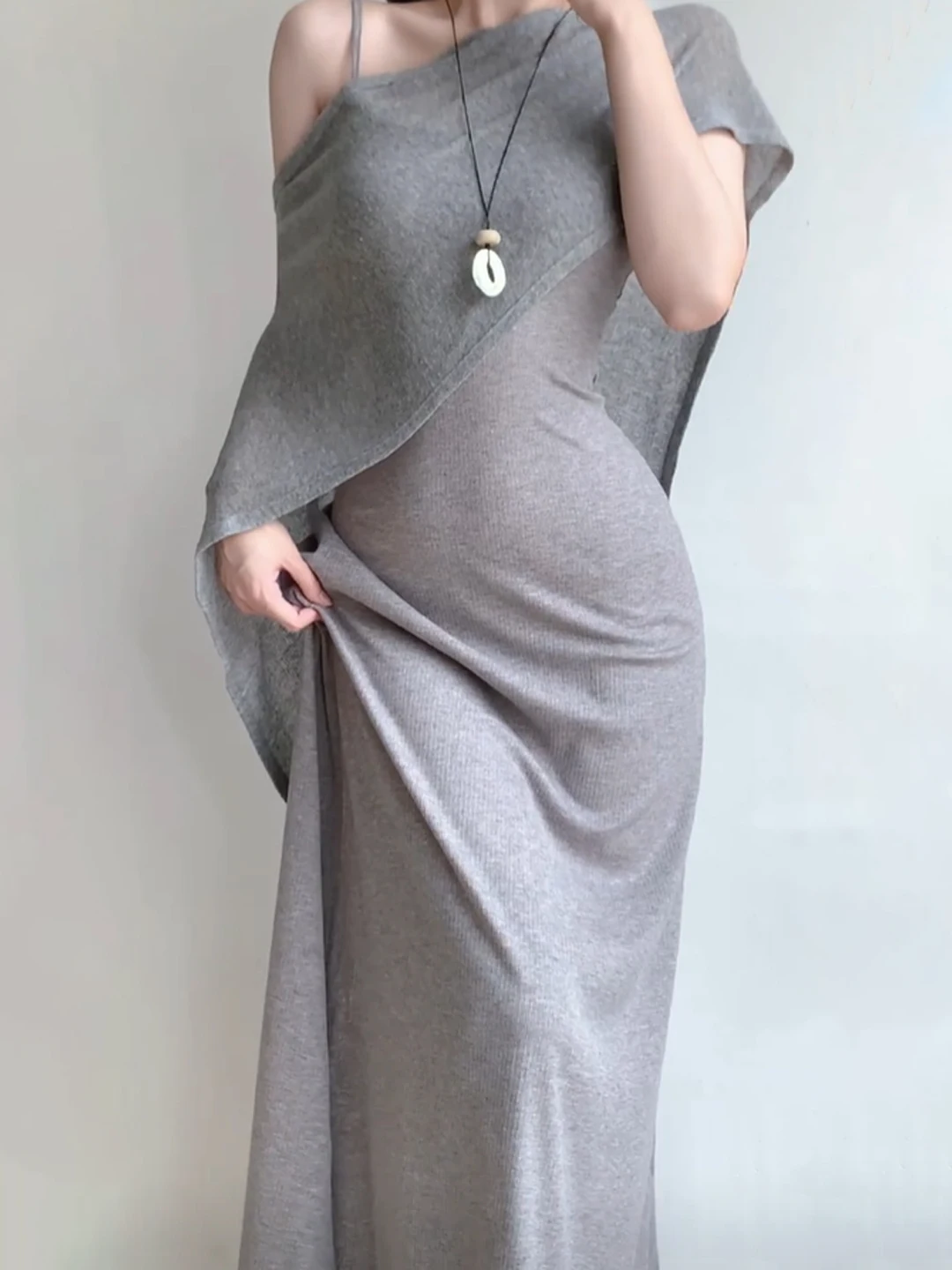 

Сексуальный комплект из двух предметов: облегающее платье с открытыми плечами и длинная юбка, зимний сезон, средняя эластичность, без рукавов, женский.