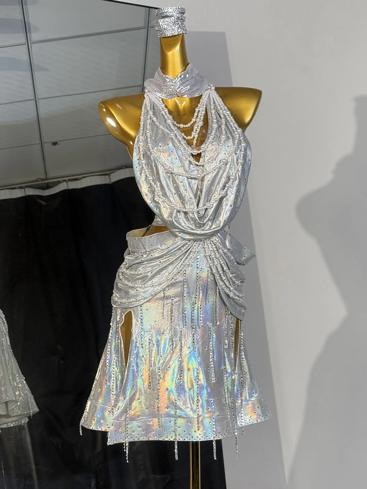 Sukienka do tańca latynoamerykańskiego Sparkle – ręcznie robiony kryształowy gorset, dopasowany krój i dramatyczna, zwiewna spódnica z frędzlami