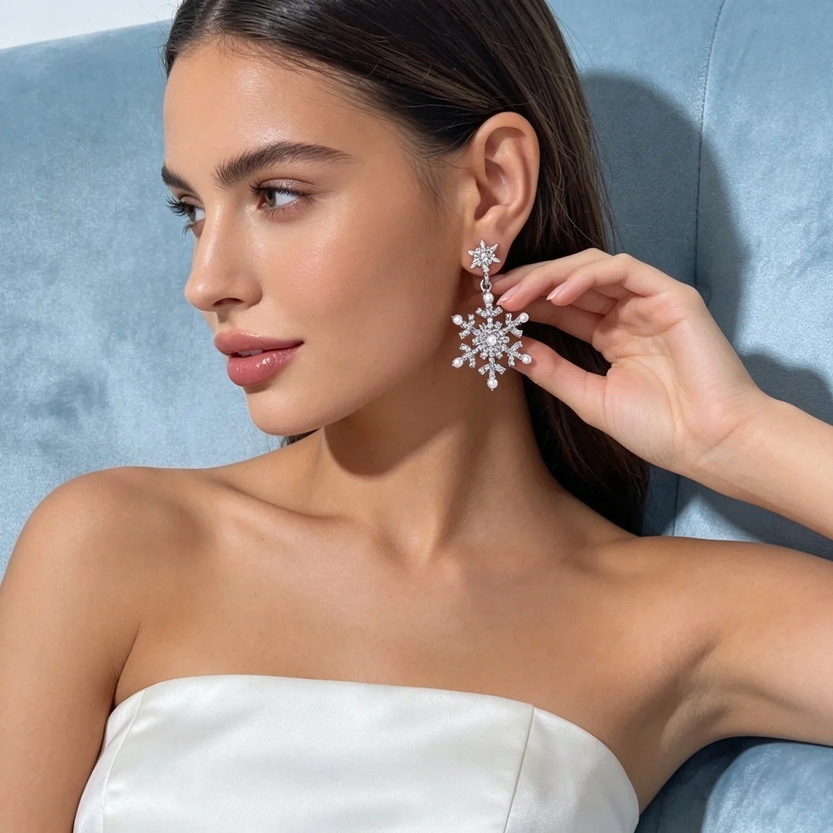 Weihnachtliche funkelnde Strass-Ohrringe mit simulierten Perlen und Schneeflocken für Damen, Neujahrsparty, Schneeflocken-Ohrringe, Feiertagsschmuck – Detail 14