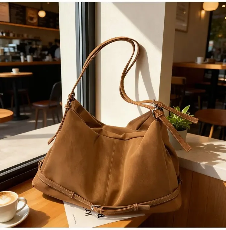 CEEKAY Damen Hobo-Tasche, dunkelbraun, Wildleder-Textur, große Schulterhandtasche, seitliches Schnallendetail, Reißverschluss, für den täglichen Pendelverkehr, lässig – Detail 10