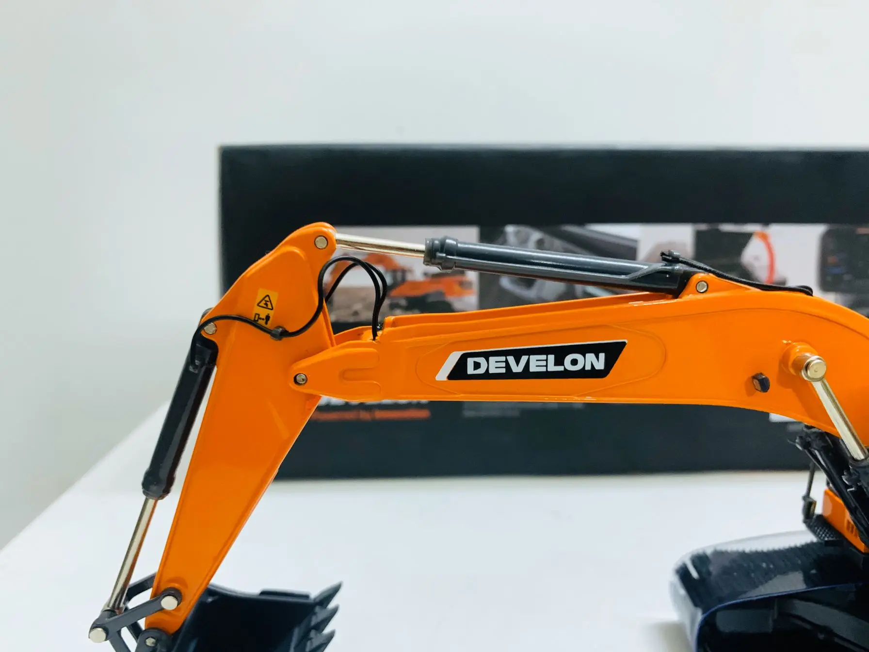 Develon DX380HD Crawler Excavator 1/50 Scale Die-Cast Model Metal Machines New in Original Box