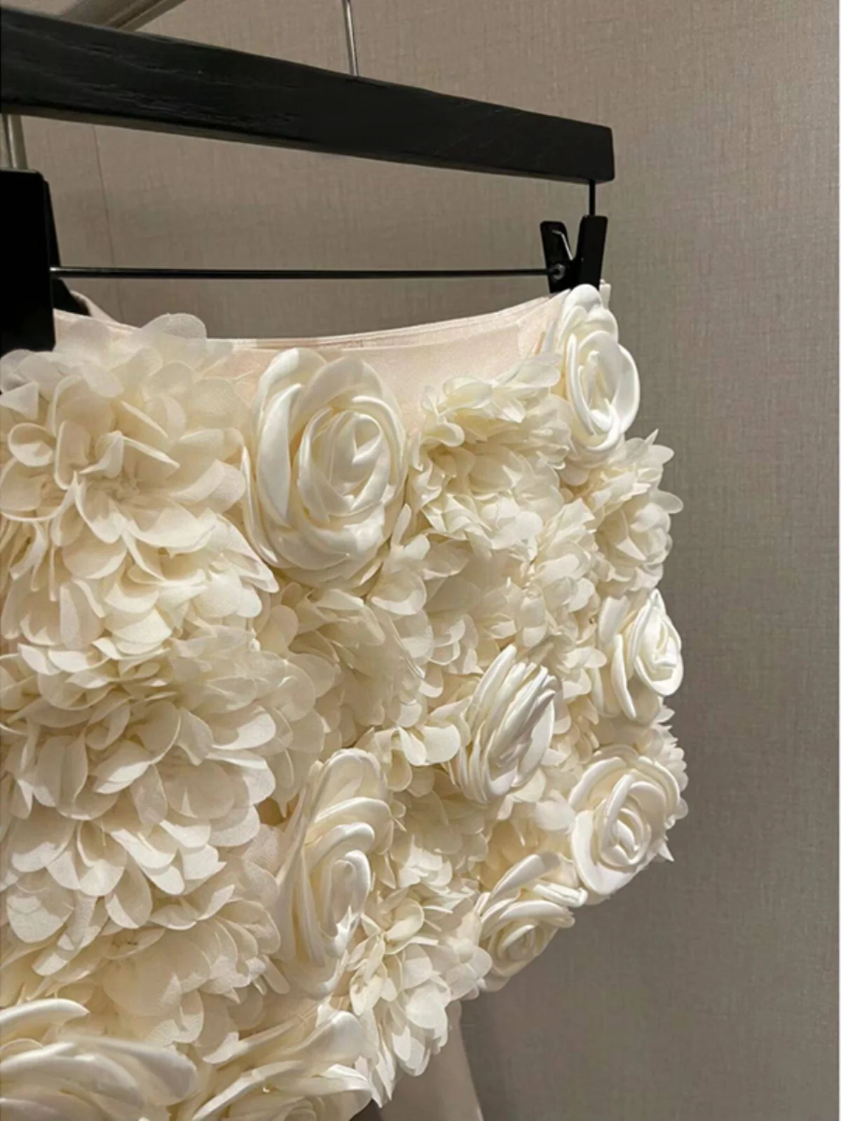 

Комплект из сатинового топа с глубоким V-образным вырезом и юбки А-силуэта для стройнящего эффекта, с цветочным 3D-принтом, весенняя коллекция