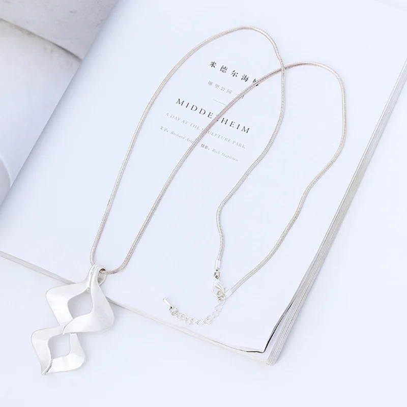 hot-selling necklaces, European and American retro personalized long necklaces, geometric pendants, women's metal sweater