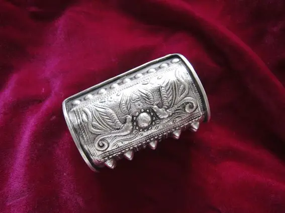 زوج من الأساور الفضية المنحوتة المصنوعة يدويًا على شكل زهرة فينيكس قويتشو مياو من آسيا والصين #2