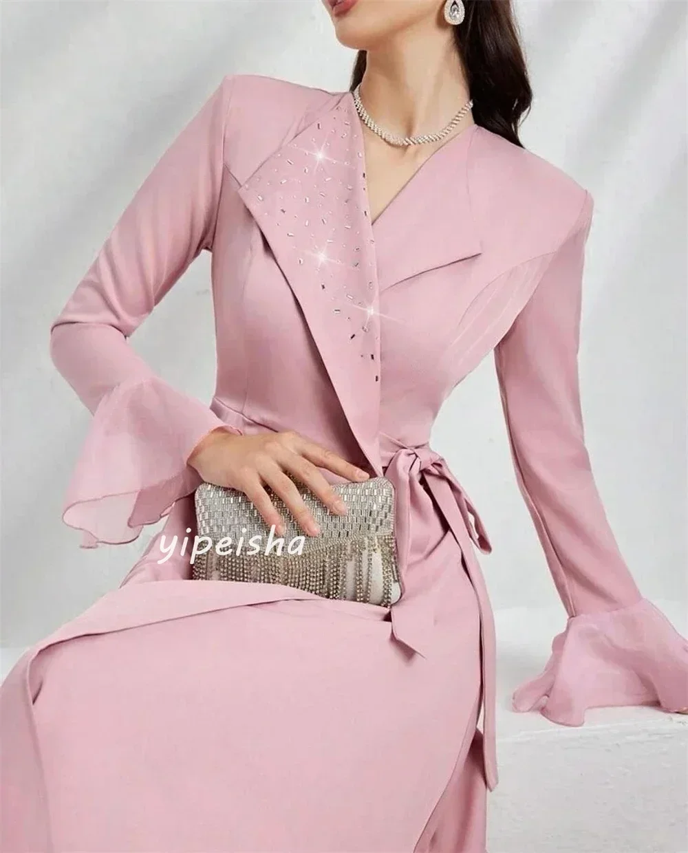 Op maat gemaakte jersey strass ruches feest A-lijn V-hals op maat gemaakte gelegenheidsjurk midi-jurken