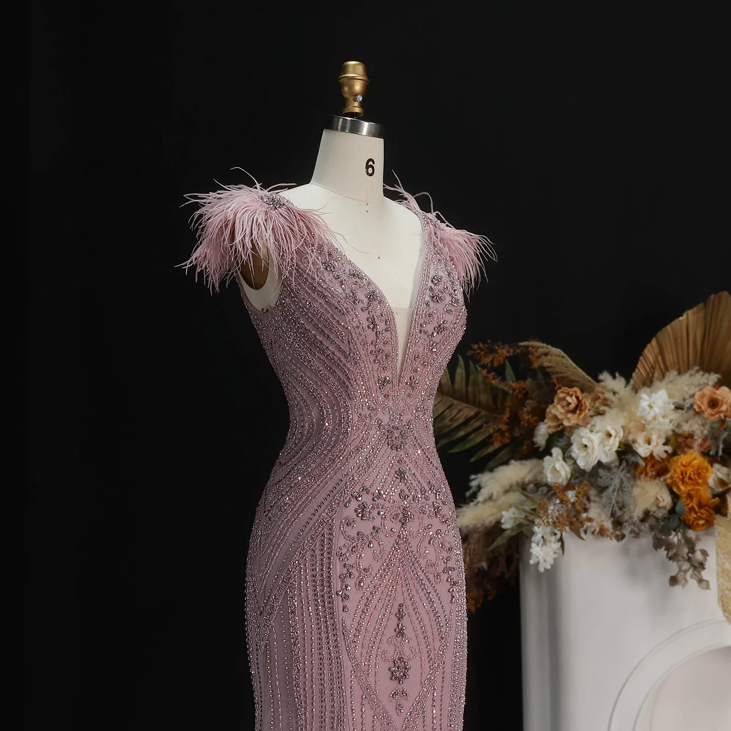 Sharon Said Luxuriöses Meerjungfrauen-Abendkleid mit Federn, Perlen und tiefem V-Ausschnitt, geeignet für Hochzeitsgäste, Partykleider SS122, maßgeschneidert. – Detail 6