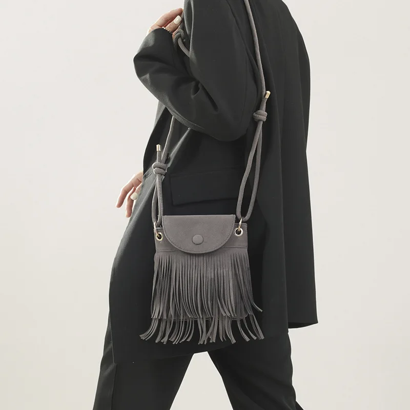 Trendige Leder-Umhängetasche mit Quaste, einfarbig, für Damen, Messenger-Tasche mit Fransen-Design und verstellbarem Riemen, Alltags-Umhängetasche – Detail 9