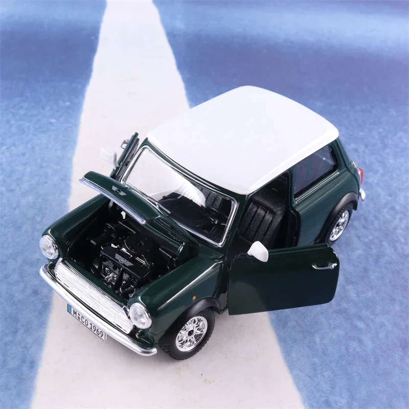 Bburago 1:24 1969 Mini Cooper High Simulation Diecast Car Metal Alloy Model Car Children\'s toys collection gifts B849