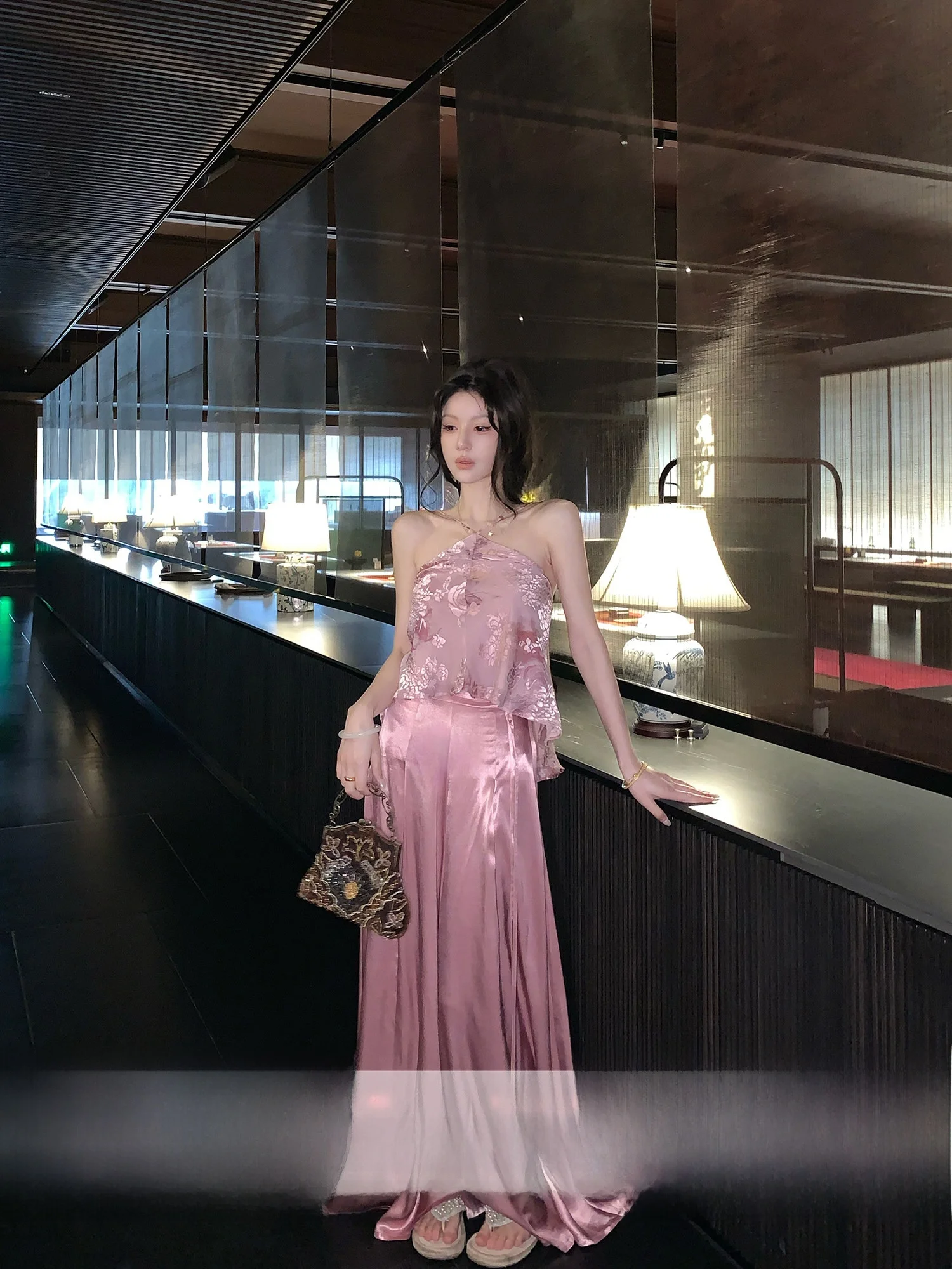 

Новый комплект в китайском стиле: оригинальные брюки из натурального шелка с выжженным цветочным узором и топ на бретельках, свободный крой, для женщин, лето-осень-весна, модный комплект