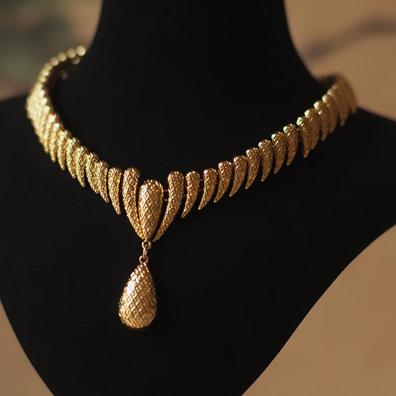 Palace-style French necklace, fashionable European and American style pendant, Monet-inspired vintage necklace with a book motif