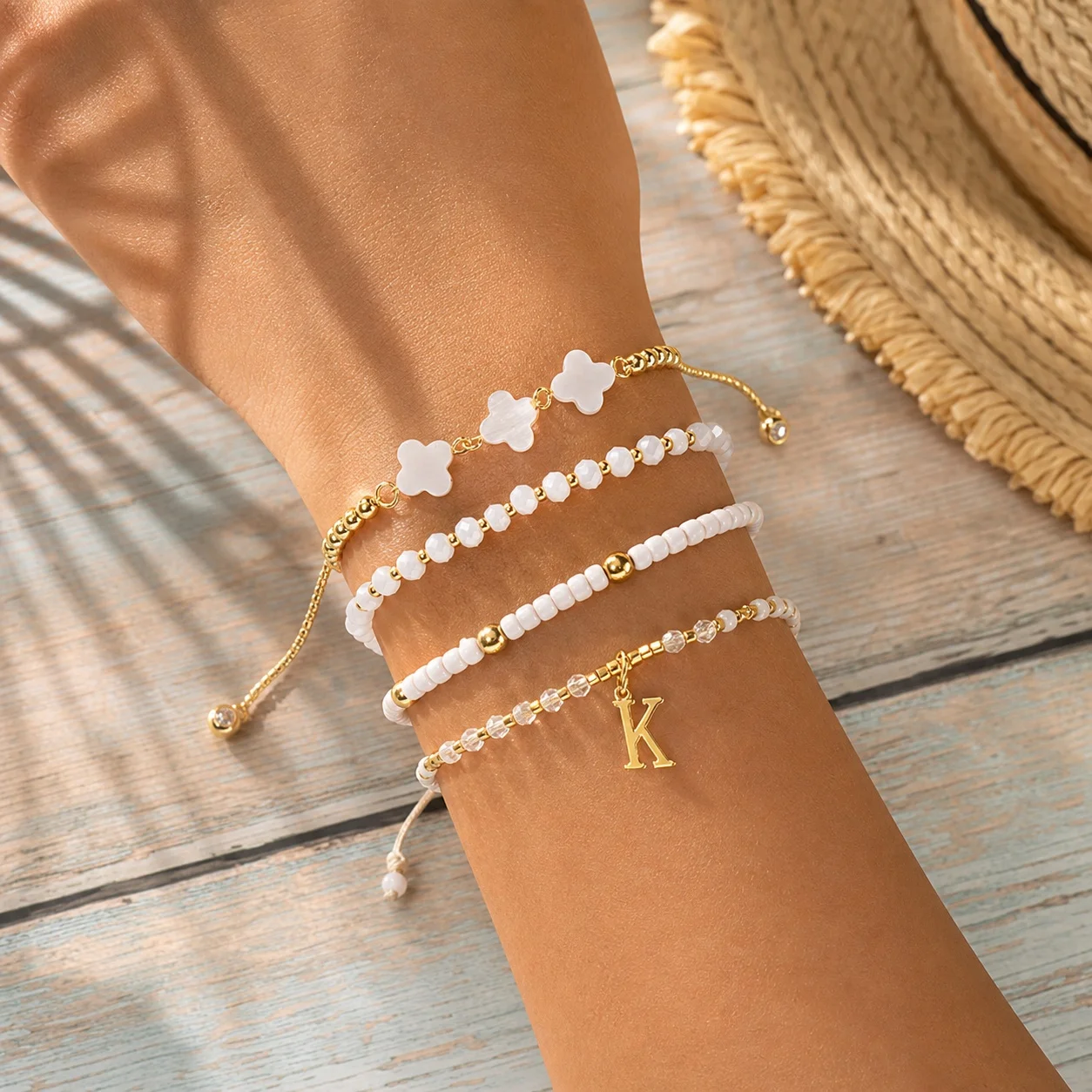 4pcs White Beaded Bracelet with Gold Tone Letter Charm Clover Detail Adjustable Tie Trendy Bracelet for Women Vacation Jewelry