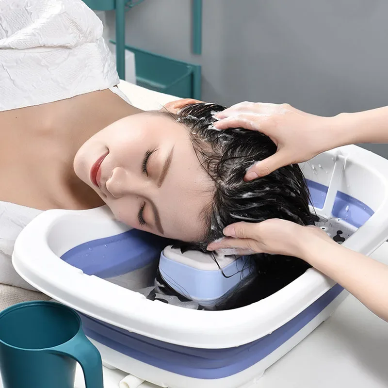 Le bassin de shampoing repose à plat et est un artefact de lavage des cheveux pour l'aîné pour se laver les cheveux tout en étant allongé sur le lit.