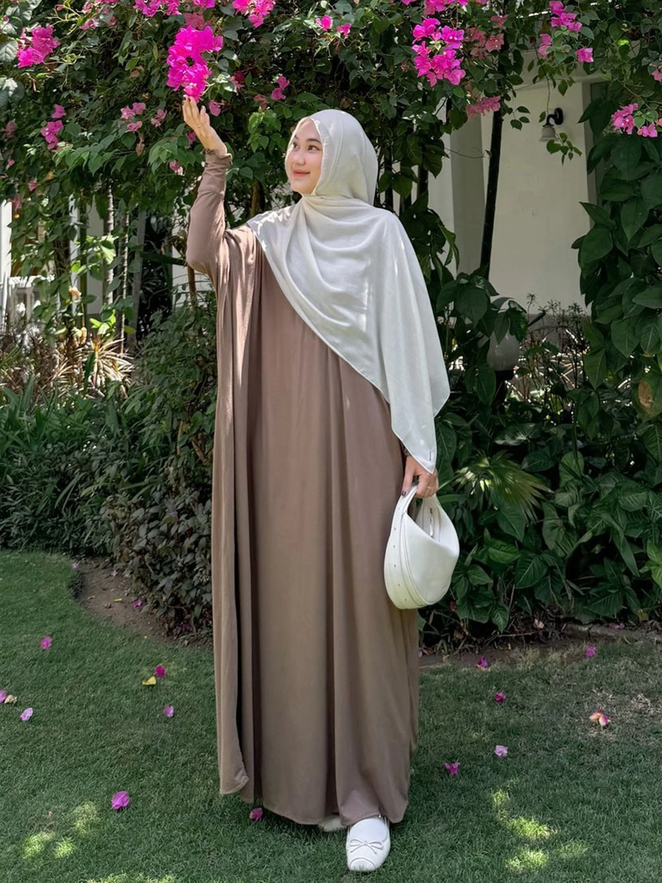

Muslim fashion women wear long sleeved loose abaya gown elegant dress