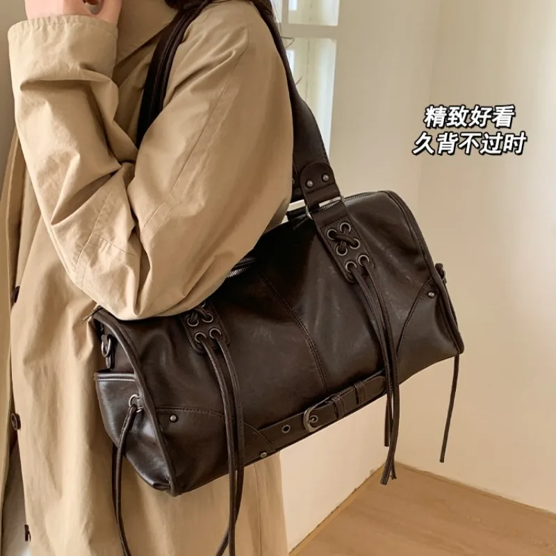 2026 جودة عالية حقائب كتف جديدة الشتاء سميكة مقاوم للماء حقائب اليد النسائية بولي بلون بلون سستة متقاطع حقيبة حمل عادية #5