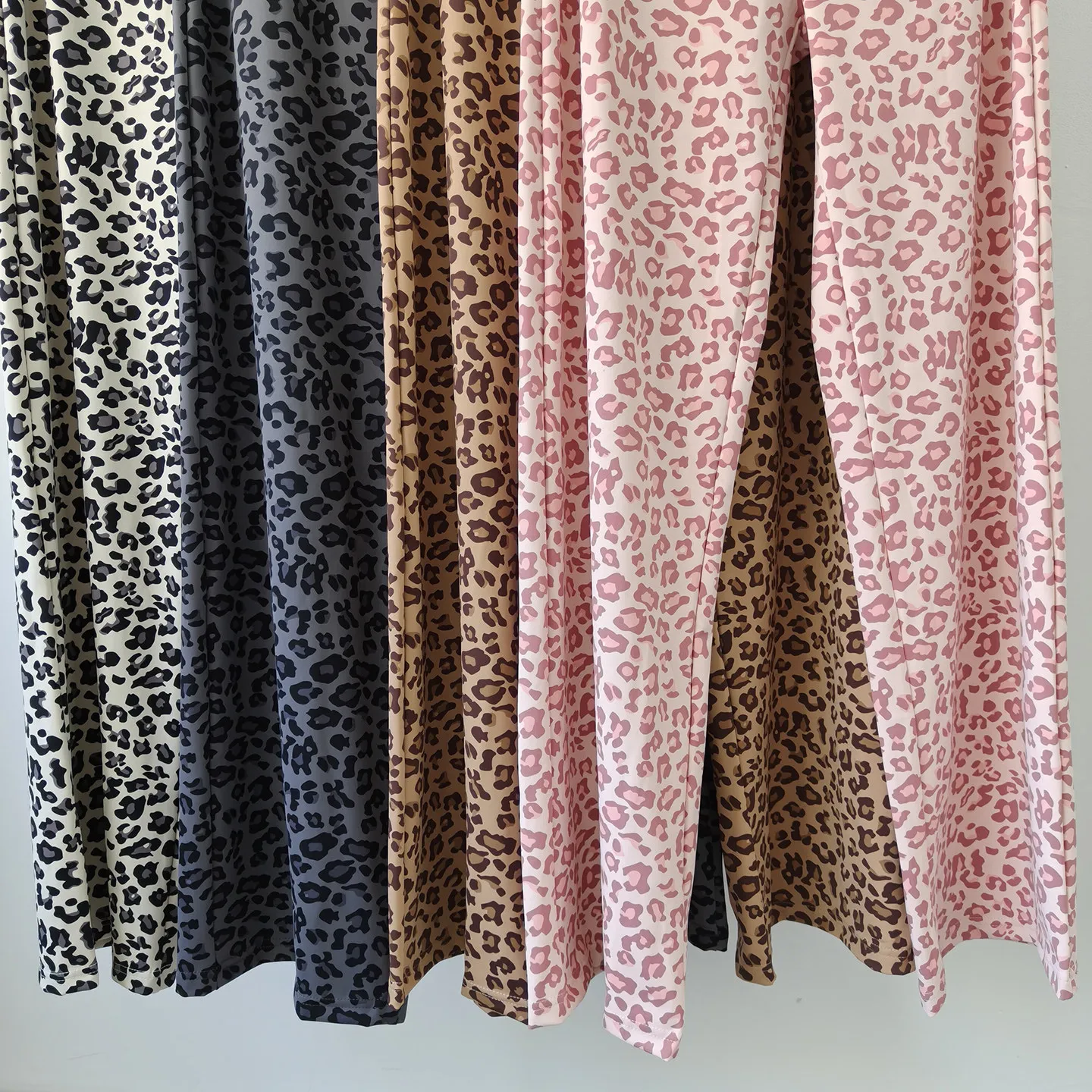 Lockere und schlanke Yogahosen für Damen, hochtaillierte Sporthosen, schmale Fitness-Leggings, gerade geschnittene Laufhosen, Trainingshosen mit Kordelzug, Freizeitmode. – Detail 4