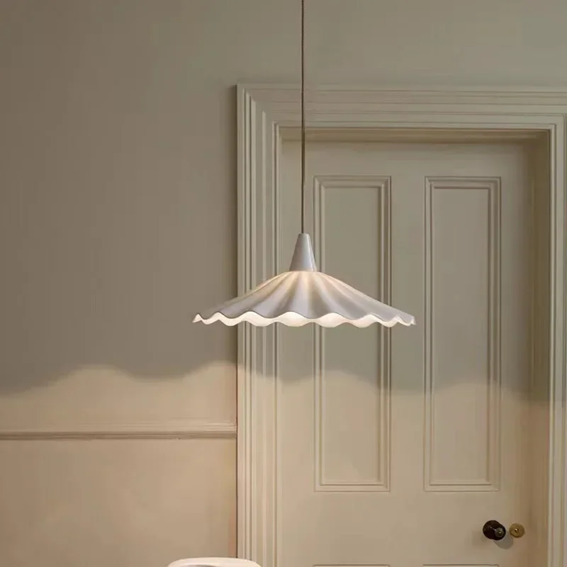 

Cream-style Ceramic Chandelier Nordic Bedside Bedside French Retro Internet Celebrity Pleated Light Luxury Lotus Leaf Chandelier