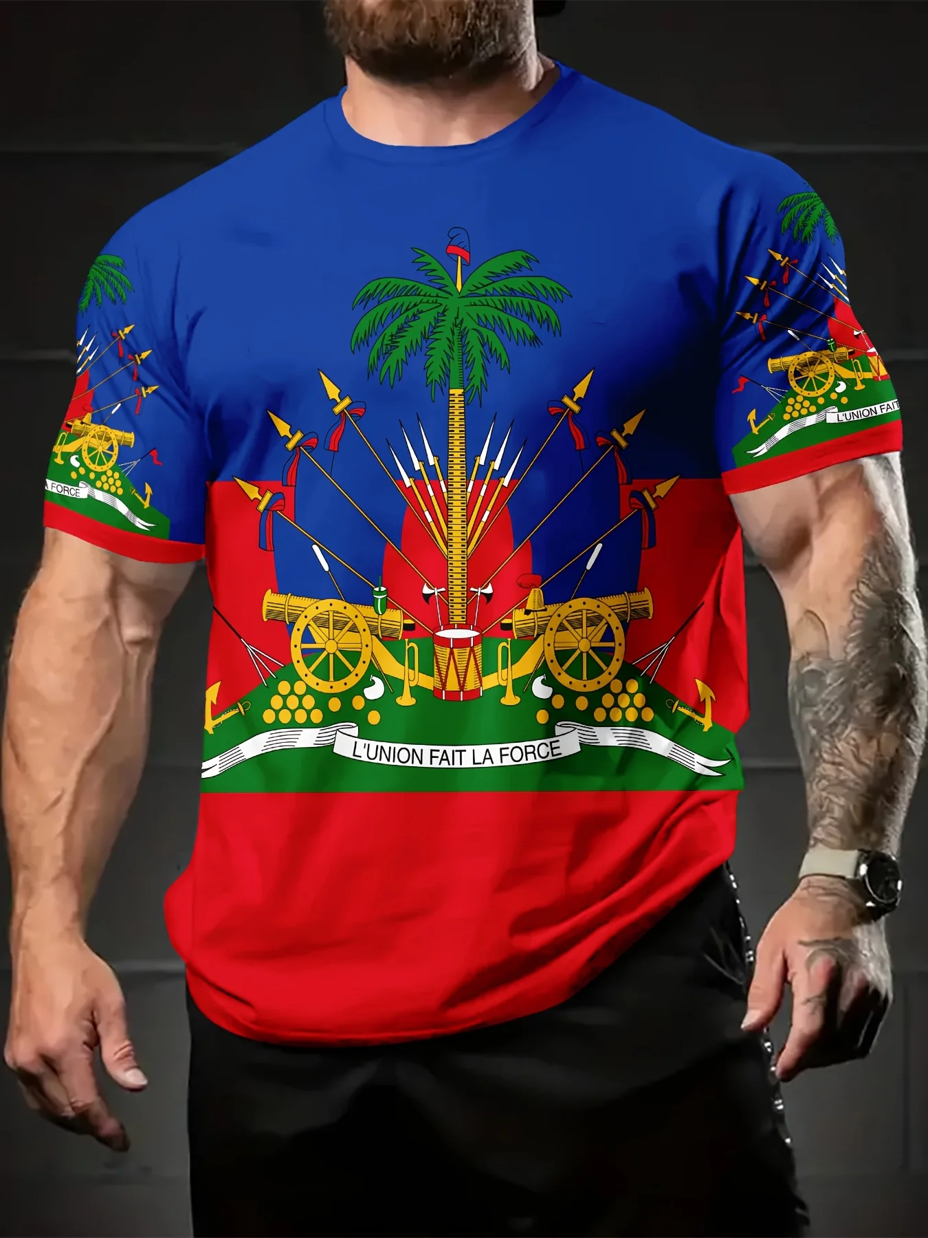 Neuheits-T-Shirt für Herren | Lebhaftes, mehrfarbiges, lässiges Polyester-T-Shirt mit haitianischer Flagge und Kanonenmuster | Rundhalsausschnitt, normale Passform