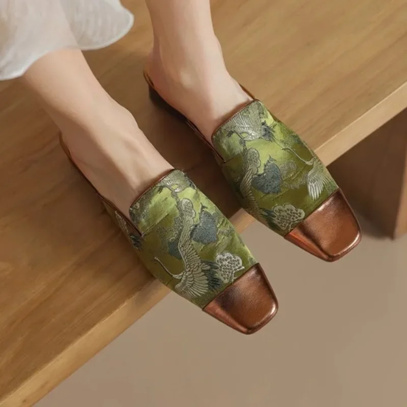 أحذية نسائية ماركة 2025 بمقدمة مغلقة شباشب نسائية موضة الطباعة اليومية الصيف التطريز أفضل بائع عالية الكعب zapatos Mujer