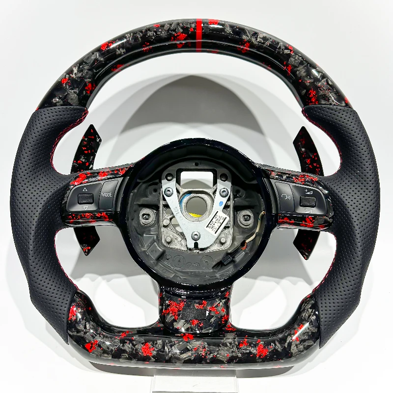 

Красный руль из кованого карбона с красной центральной линией, изготовленный на заказ, совместимый с Audi RS3 RS5 TTRS A4 RS4 RS5 A8 A3 RSQ3 A6 R8