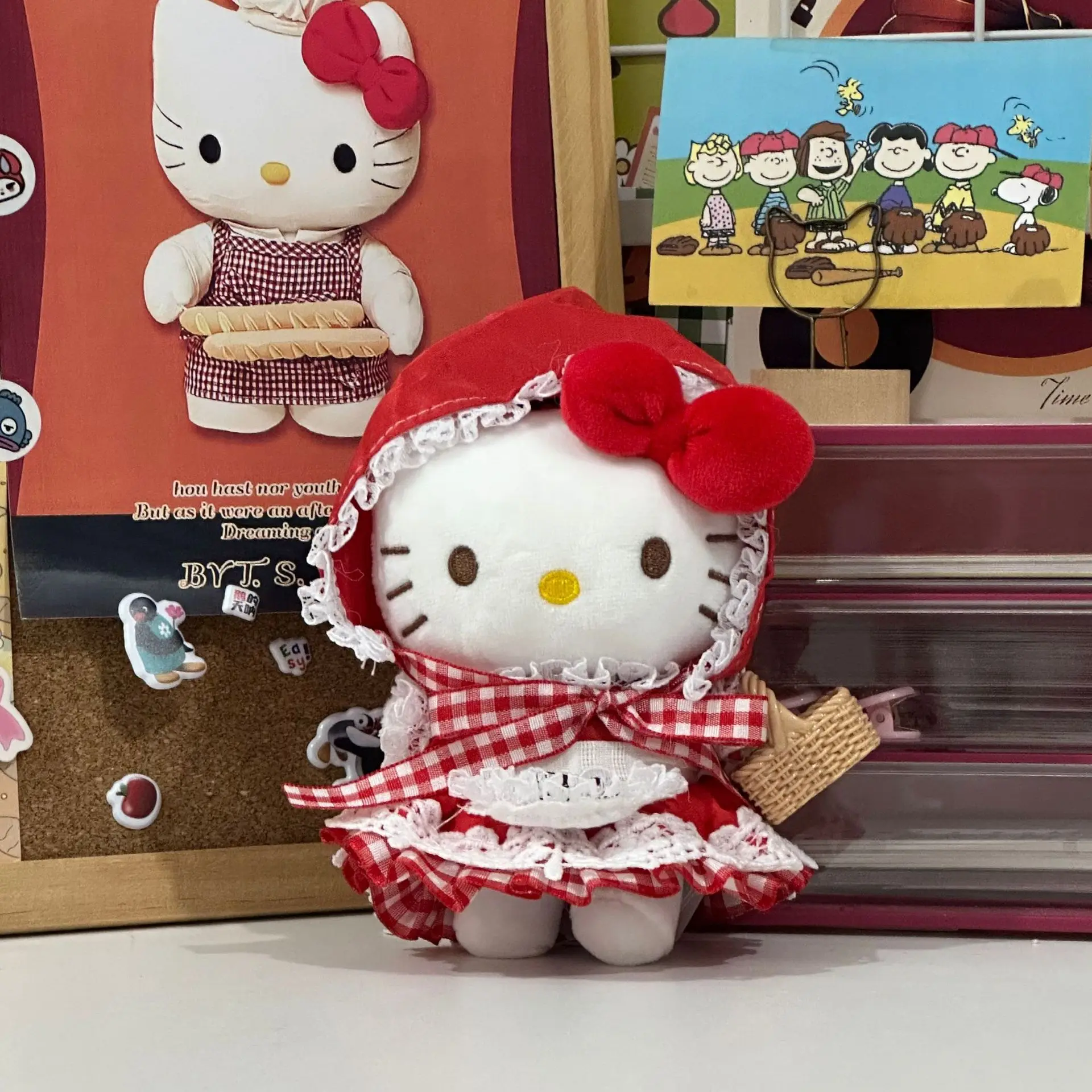 

Плюшевый брелок Hello Kitty в костюме Красной Шапочки: кружевная клетчатая юбка, плюшевая кукла-подвеска для декора, украшения рюкзака, подарок