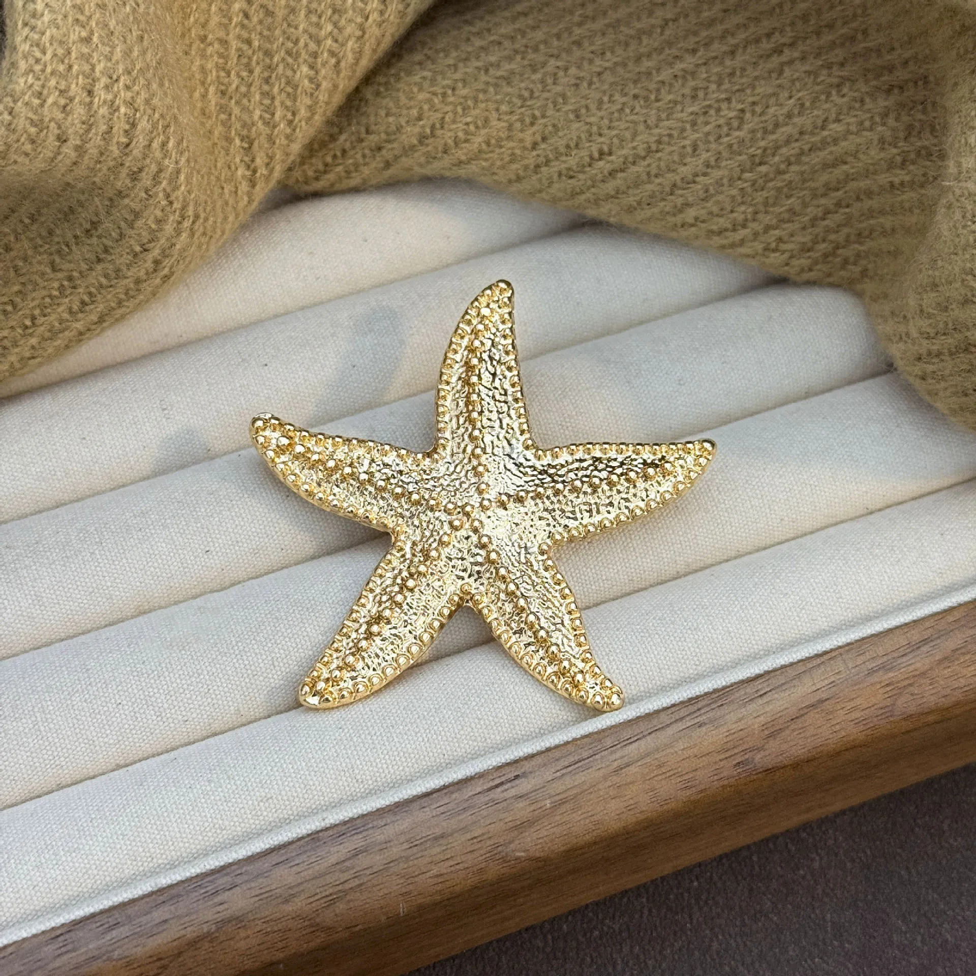 New Arrival Creative Starfish Shape Brooch For Men Women Simple Gold Color Star Brooch Clothing Accessories Pin
