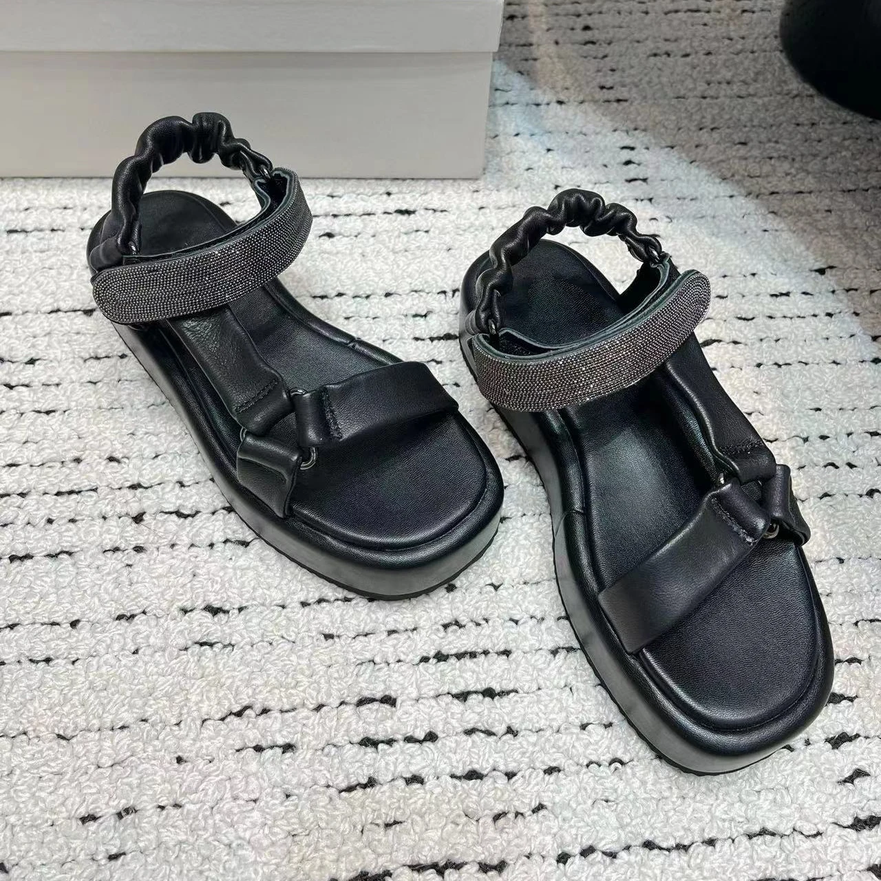 

Beads decorated genuine leather casual sandals