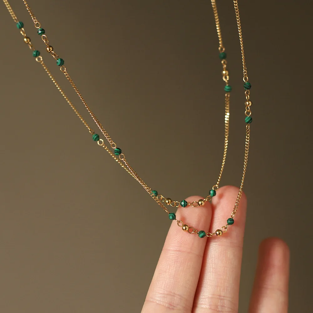 Retro-Halskette mit künstlichem grünem Pfauenstein aus Edelstahl, exquisit vergoldet, für Damen, anlaufgeschützt, stilvoller Schmuck