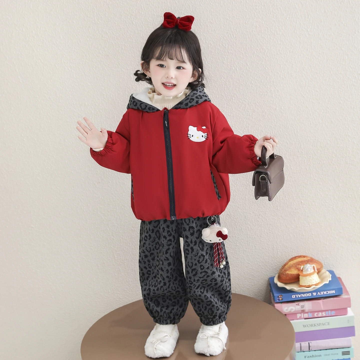

Комплект из двух предметов «Hello Kitty» для девочек, зимняя милая плюшевая утепленная одежда с капюшоном и хлопковой подкладкой, повседневные леопардовые брюки