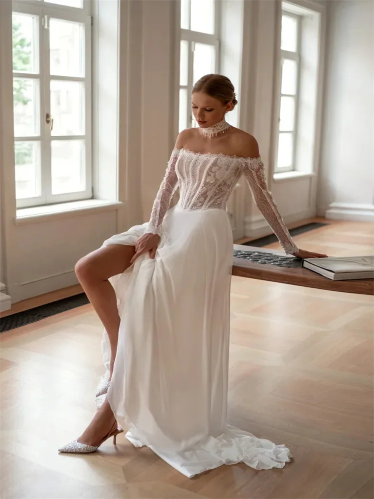 Op maat gemaakte off-shoulder halslijn lange mouwen A-lijn satijnen trouwjurk open rug rits vloerlengte hoge splitjurk voor bruid