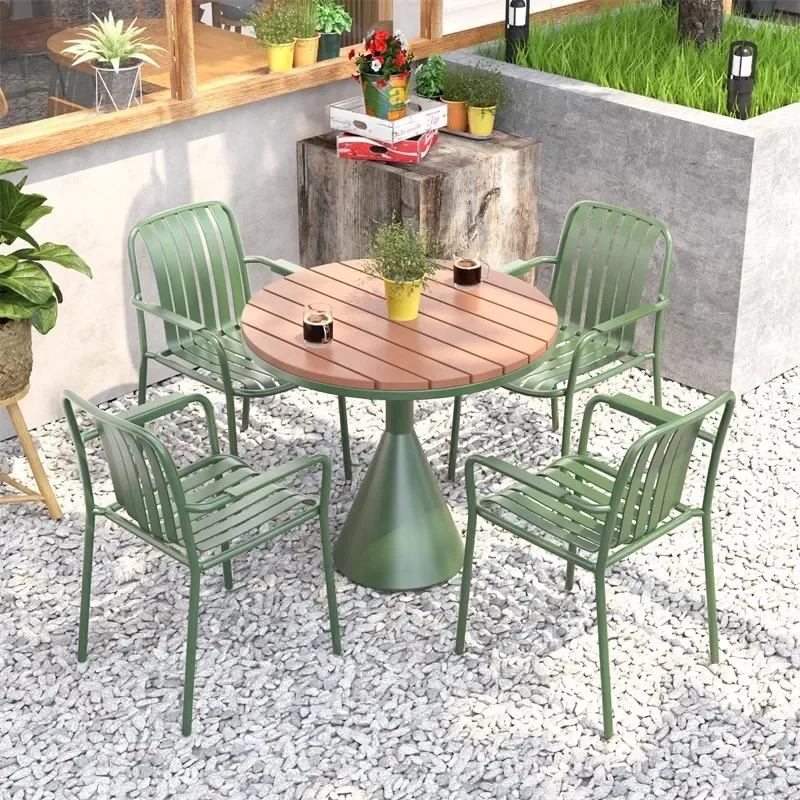 طاولة طعام كاجوال بسيطة وشرفة هوائية مفتوحة، ومتجر شاي الحليب الأحمر في الهواء الطلق وطاولة مستديرة صغيرة