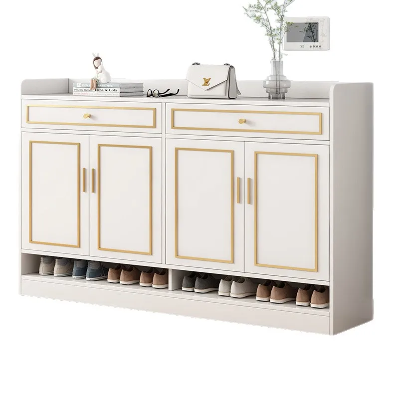 The entrance of the shoe cabinet is against the wall, with multiple layers of dust and dust covers forming a simple shoe rack.