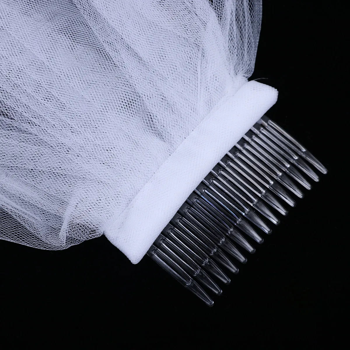 

Короткая свадебная фата с ручной вышивкой кружевом, серебряными бусинами и металлическим гребнем для легкого крепления к волосам на свадьбу, создающая элегантный и вневременный образ