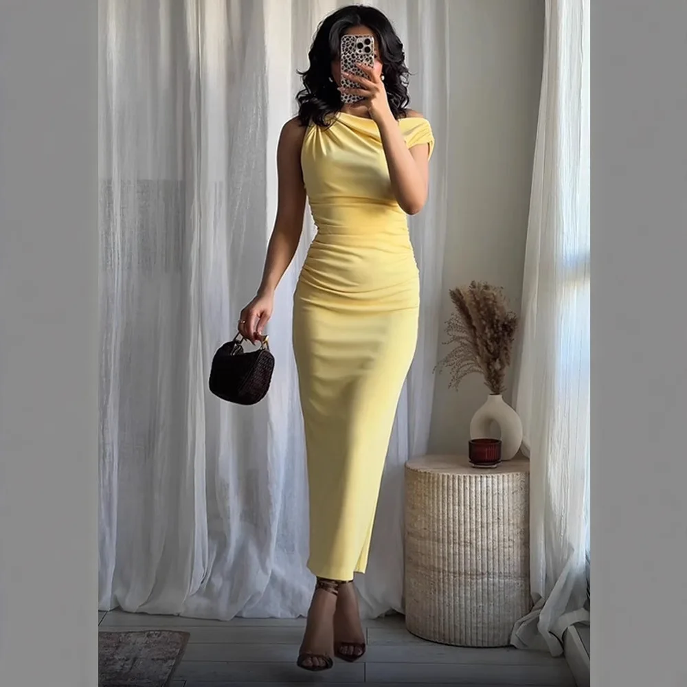 ชุดเดรสแขนกุดไหล่ลาดจีบหรูหราและเผ็ดของผู้หญิงพร้อมผ้าพันสะโพกและทรงเข้ารูปชุดเดรสยาวปานกลาง