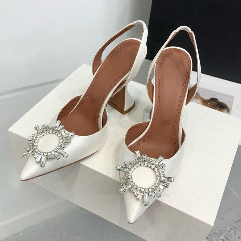 Сандалии, женские однотонные туфли-лодочки с острым носком и ремешком на спине, модные атласные сандалии с украшением из кристаллов, летние вечерние модельные туфли