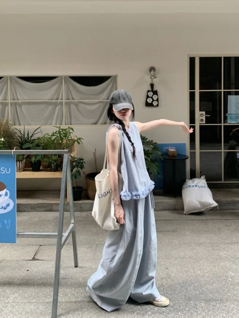 

​ Стильный женский летний комплект 2026: однотонный топ-камизоль с рюшами и струящиеся брюки для стройнящего образа ​